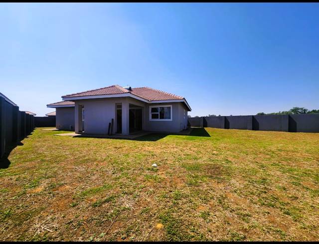 3 BEDROOM TOWNHOUSE FOR SALE IN ARCON PARK